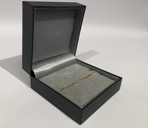 Snoet armkæde i 14 kt. guld.
5000m2 udstilling.