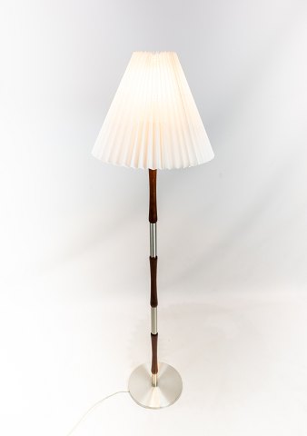 Floor lamp in rosewood and aluminum of danish design from the 1960s.
5000m2 showroom.
