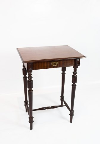 Small antique side table, in great vintage condition from the 1880s.
5000m2 showroom.
