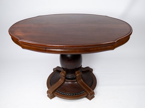 Ovale dining table of mahogany, in great vintage condition from the 1890s. 
5000m2 showroom.
