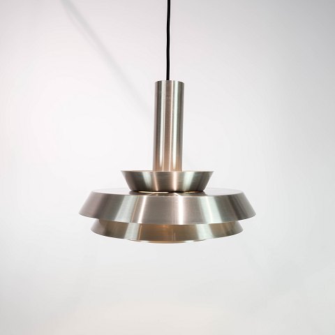 Ceiling pendant in steel of Danish design from the 1960s.
5000m2 showroom.
