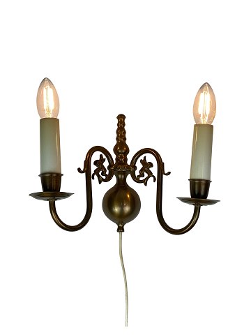 Wall mounted lamp of burnished brass decorated with angels from around the 
1920s. 
Great condition
