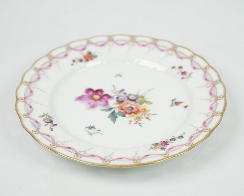 Antique royal plate pierced in patterned Saxon flower with 3 waves.
Dimensions in cm: H: 3 Dia: 22.5
