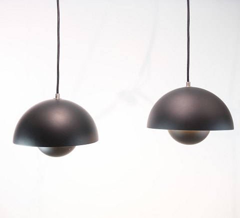 Set of Two Flowerpot Pendants - Model VP1 - Black - Verner Panton
Great condition
