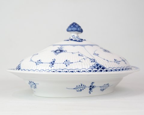 Sjældent Lågfad - Nr. 1/621 - Porcelæn - Blåmalet - Musselmalet Halvblonde - 
Royal Copenhagen
Flot stand
