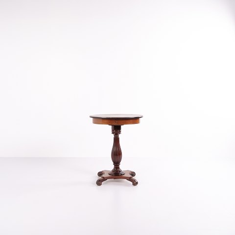 Side Table / Jewellery Table – Mahogany – Hand-Polished – c. 1890
Great condition
