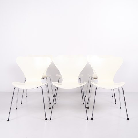 Satz von 6 Serie 7 Stühlen Modell 3107 aus Weiß Lackiertem Furnier mit Chromgestell von Arne Jacobsen für Fritz Hansen