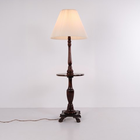 Originale Mahagoni Stehlampe mit Integriertem Tisch und Löwenfüßen aus den 1880er Jahren