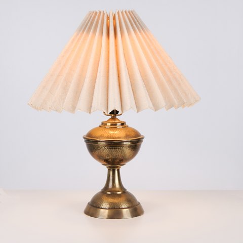 Messinglampe mit Weißem Schirm aus den 1930er Jahren