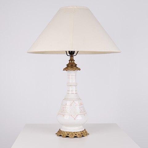 Lampe aus Weißem Opalinglas mit Rotem Muster und Messingfuß aus den 1880er Jahren