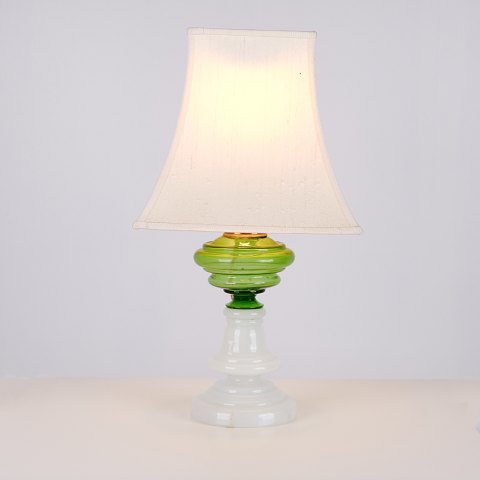Tischlampe aus Grünem und Weißem Opalinglas mit Messingdetails aus den 1880er Jahren