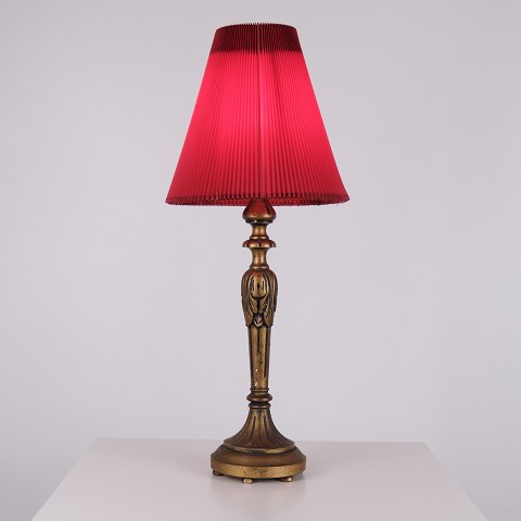 Tischlampe aus Vergoldetem Holz mit Schnitzereien und Original Rotem Lampenschirm aus den 1940er Jahren