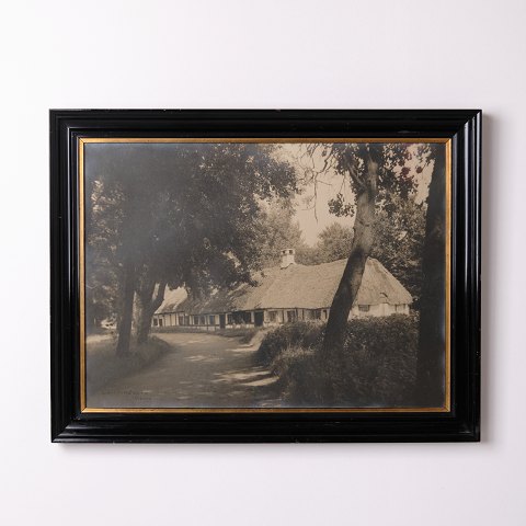 Druck mit Motiv eines Bauernhofs in Viborg nach einer Fotografie von Carl Joh. Zacho aus den 1940er Jahren