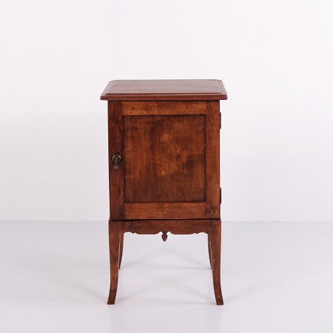 Nachttisch aus Dunklem Holz mit Messingbeschlägen und Spitz Zulaufenden Beinen aus den 1940er Jahren