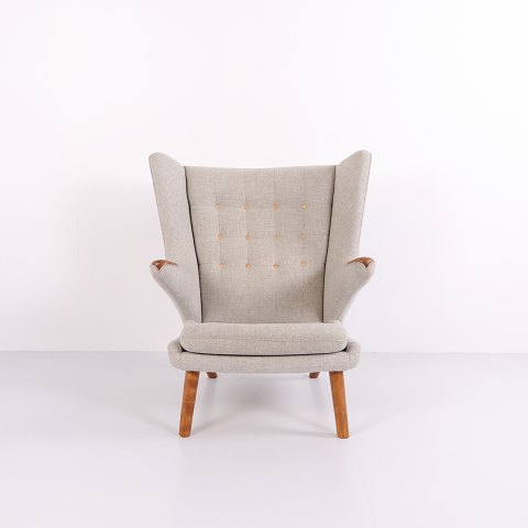 Bärenstuhl Modell AP19 mit Hellgrauem Hallingdal Stoff und Teak von Hans J. Wegner für PP Møbler