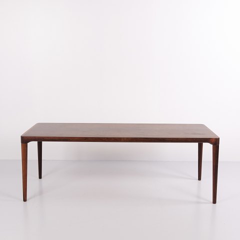 Länglicher Couchtisch aus Palisander mit Runden Spitz Zulaufenden Beinen Dänisches Design 1960er Jahre