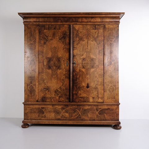 Großer Antiker Schweizer Barock Kleiderschrank aus Walnuss mit Gedrechselten Beinen 1760er Jahre