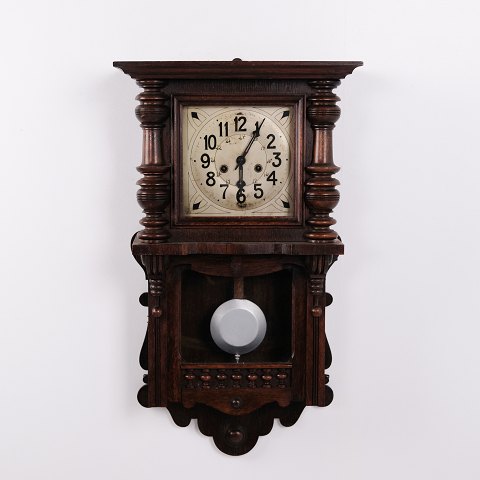 Antike Wanduhr aus Eiche mit Schnitzereien aus den 1920er Jahren