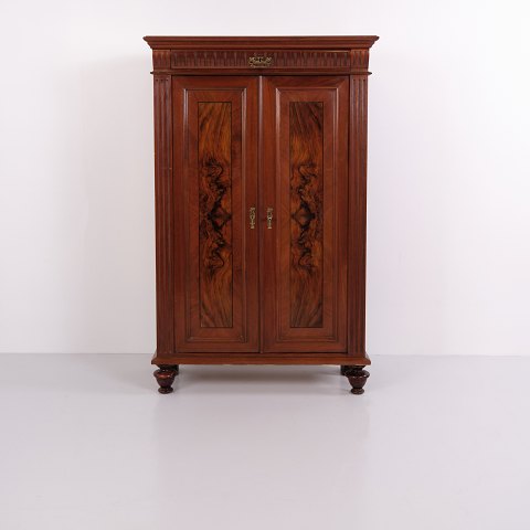 Großer Antiker Schrank aus Handpoliertem Nussbaumholz mit Schnitzereien, 1880er-Jahre