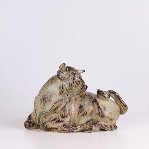 Knud Kyhn Große Liegende Stierfigur aus Steinzeug Nr. 2595 von Royal Copenhagen, 1949