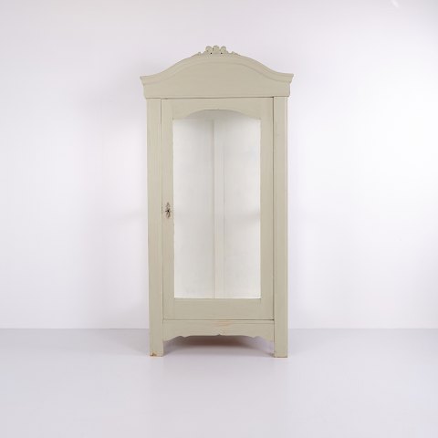 Grau Lackierter Vitrinenschrank mit Geschwungenem Abschluss und Schnitzereien, 1920