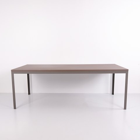 Dänischer Design Esstisch mit Stahlbeinen und grauem Linoleum