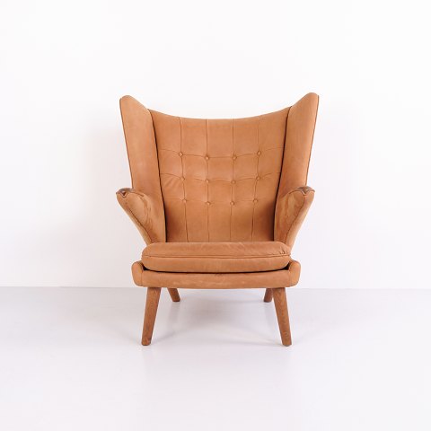 Hans J. Wegner Bärensessel Modell AP19 aus Cognacfarbenem Nubukleder von AP Stolen