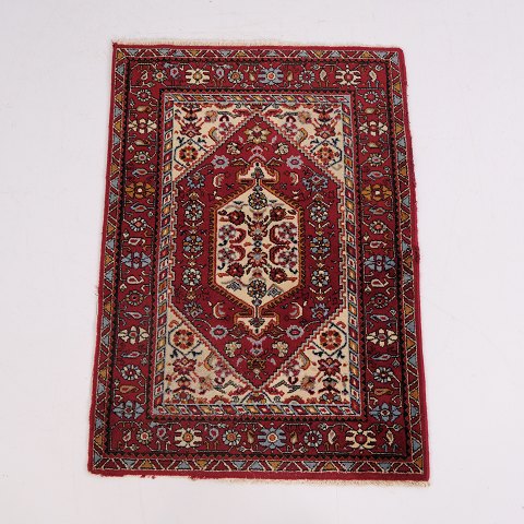 Orientteppich mit Medaillon und Blumenmuster in Roten Farbtönen 130 x 91 cm