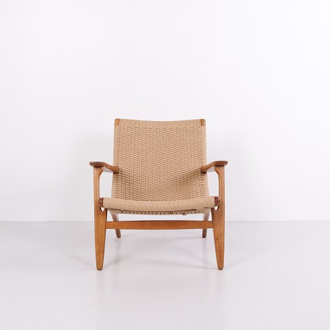Hans J. Wegner CH25 Sessel aus patinierter massiver Eiche und Geflecht