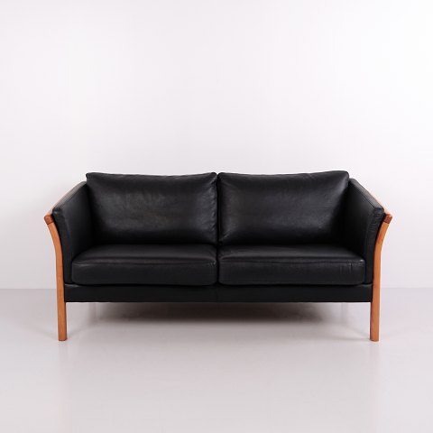 Hjort Knudsen Classic Zweisitzer Sofa mit Holzstreben aus Schwarzem Leder und Massivholz