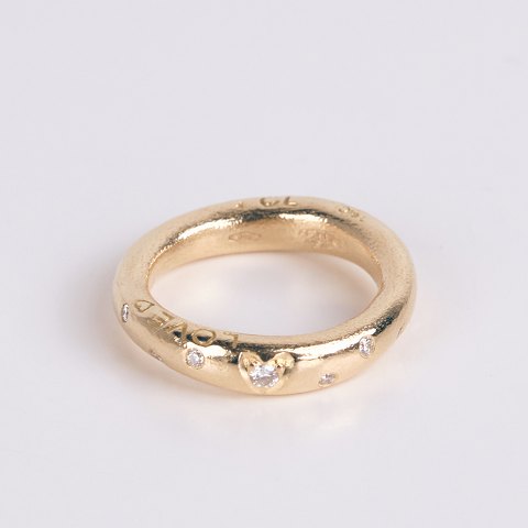 Ole Lynggaard Love Ring aus 18 Karat Gold mit Diamantherz und 6 Diamanten entlang der Ringschiene