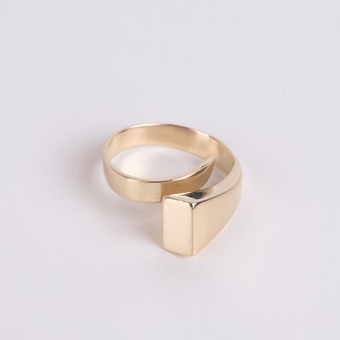 Ole Lynggaard Ring aus 14 Karat Gold mit quadratischer Ringkopfplatte
