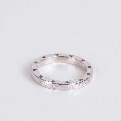 Ole Lynggaard Ring aus 14-karätigem Weißgold mit Herzen und der Gravur „Forever Love“