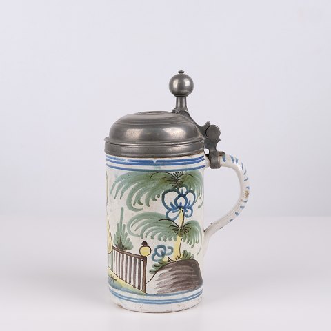 Großer Kellinghusener Fayencekrug mit Palmendekor und Zinndeckel 1790–1810 von Lubbert Diedrich Bahlmann
