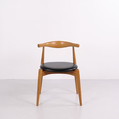 Hans J. Wegner CH20 Stuhl aus Eiche und Schwarzem Leder für Carl Hansen & Søn