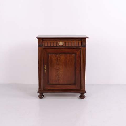 Antiker Konsolschrank aus Mahagoni mit Schnitzereien und Ornamenten 1860er Jahre