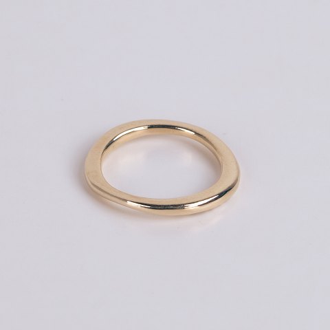Ole Lynggaard Ring aus 14 Karat Gold mit der Gravur „Love“.