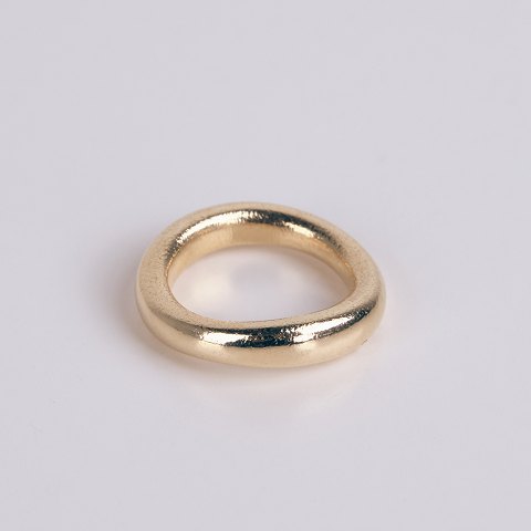 Ole Lynggaard Ring aus 14 Karat Gold mit der Gravur „Love“