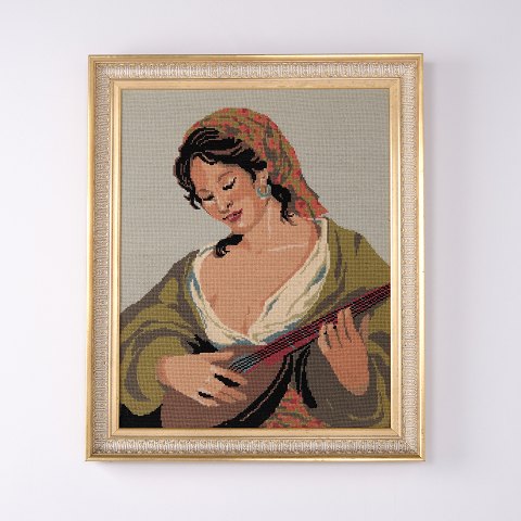 Gesticktes Bild mit Frau und Saiteninstrument im Goldrahmen 1930