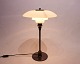PH 3/2 bordlampe, model Treph, af hvid opal glas og stel af bruneret messing.
