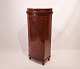 Empire pedestal cabinet of mahogany and from around the year 1810.
5000m2 showroom.