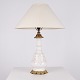 Lampe aus Weißem Opalinglas mit Rotem Muster und Messingfuß aus den 1880er Jahren