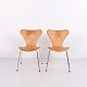 Set aus 2 Arne Jacobsen Serie 7 Stühlen Modell 3107 aus Ahorn und Cognac Leder von 1996 Fritz Hansen